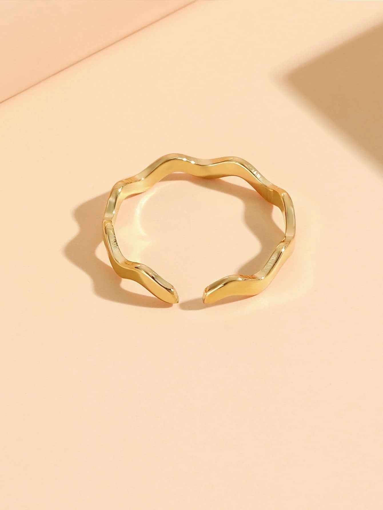 Minimalist Wave-shaped l Ring