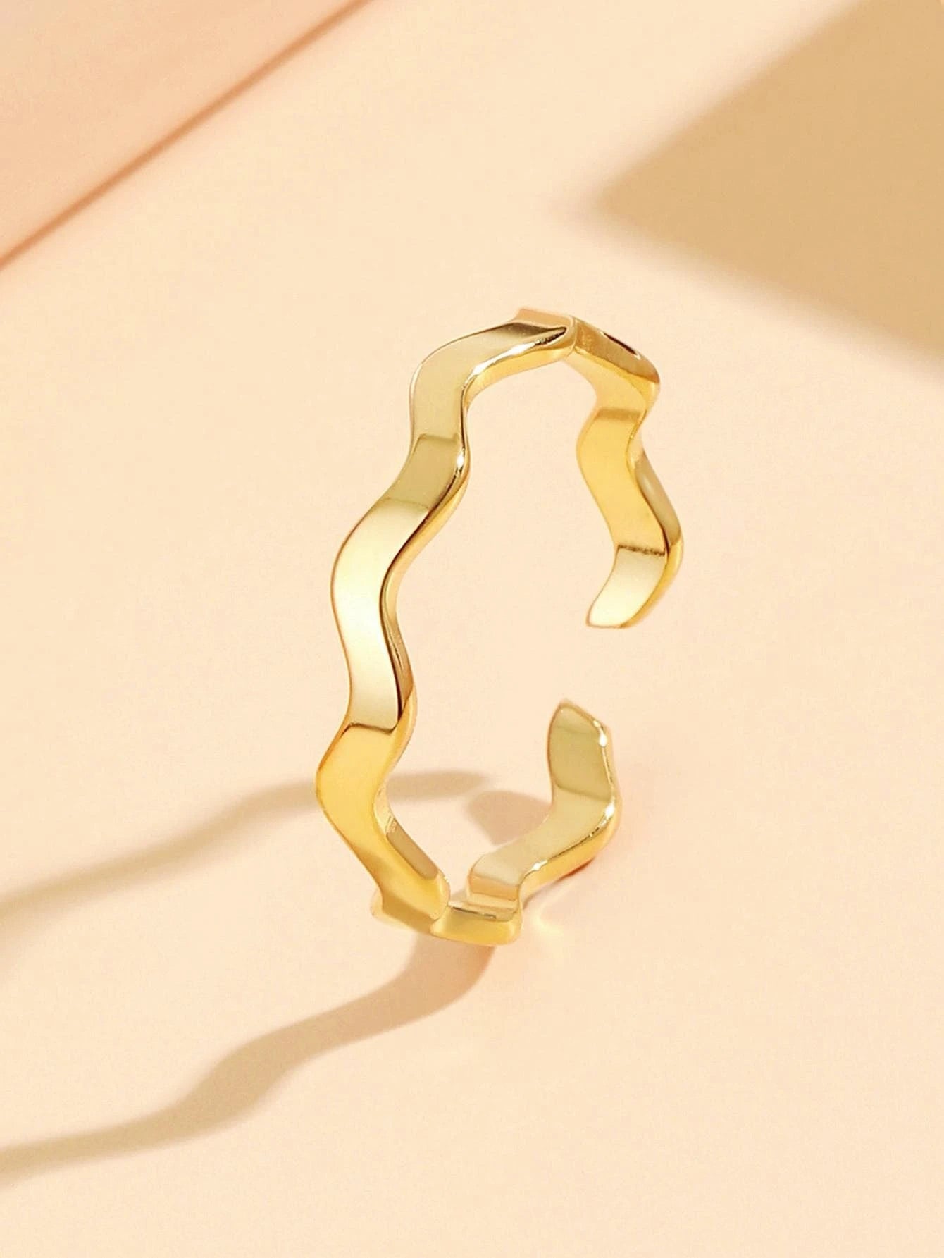 Minimalist Wave-shaped l Ring